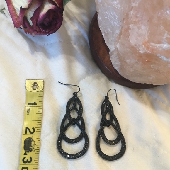 ๐ฅ Black Triple Teardrop Earrrings - Picture 2 of 2